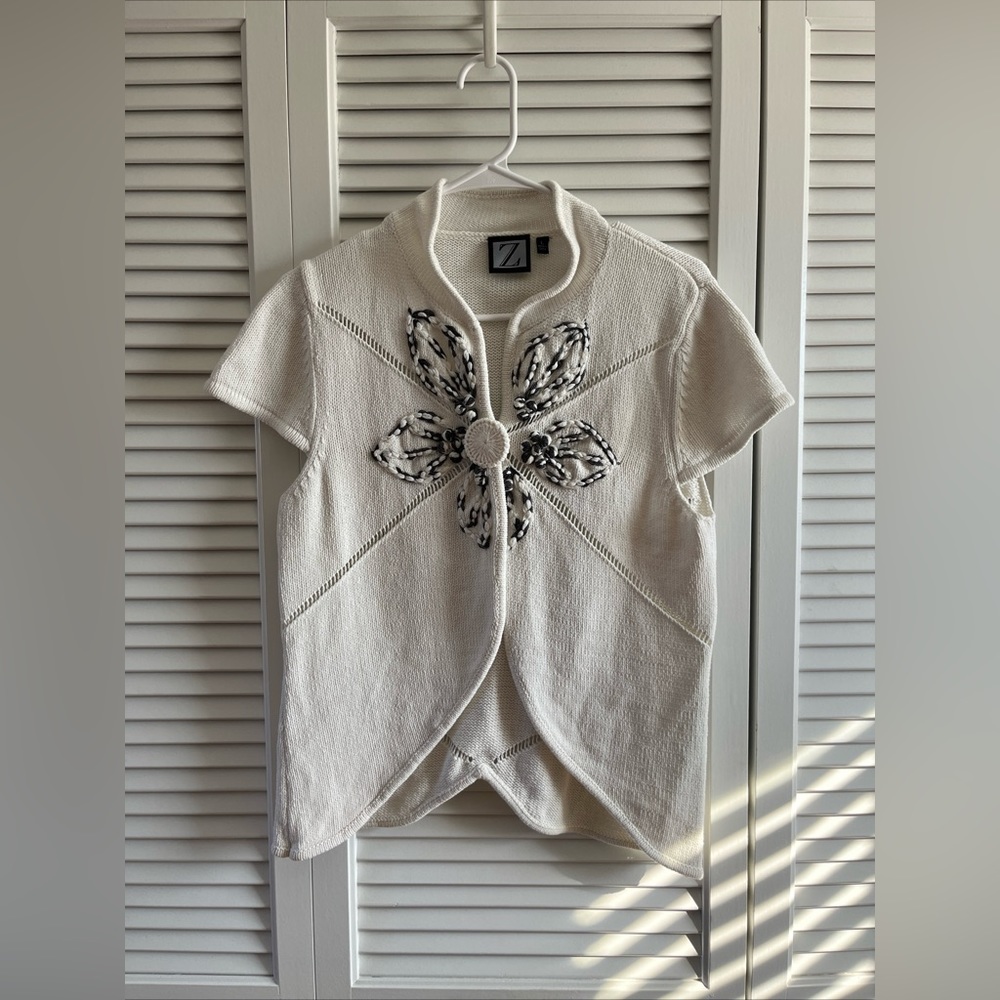 Z Girls Short Sleeve Sweater Size L Front Snap W/flower Detail. Ivory/gray